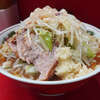 ラーメン二郎 上野毛店 - 一口目のスープから、醤油を中心とした確かな深みの味わいが口の中いっぱいに広がっていく。麺はこれまた高解像な上ブレ。脂質と赤身のバランスが秀逸な豚は、片や結構深い所まで味染み系で、片やライトに。この濃淡コントラストも、限られた丼内のキャンパスを豊かに彩る。最早勝手知ったる味わいで安心感しかない。