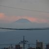 橙色の雲をバックに