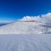 雪の浅間山・前掛山登山：噴煙を上げるガトーショコラを登った成人の日