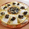豆腐と春菊味噌のピザとピリ辛カルパスとグラナパダーノのピザ