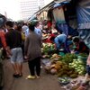 Vientiane Times　クアディン市場：ビニール袋から紙袋へ移行