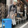 青空の下 ちょっと一休み　下北沢の街角に椅子設置（２０２４年４月７日『東京新聞』）