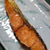 鮭の塩焼きとイタリアの白