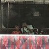 　気を利かせて、黙る
