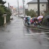 登校の風景：強い雨の中の登校