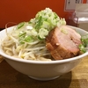 【今週のラーメン３８８４】 ちばから 経堂店 （東京・経堂） らーめん豚一切れ にんにくねぎ　〜二郎と似て非なる独創性ガッツリ麺！ド乳化スペシャリスト！
