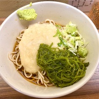 立ち食い蕎麦 酒処 稜（綾瀬）冷しぶっかけとろろそば＋メカブ＋はも天ぷら