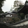 寺院と教会の見える風景（長崎県平戸市）～仏教寺院とキリスト教会の尖塔が同じアングルで見えるスポット