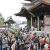 熊本・阿蘇神社、初詣に続々　8年ぶりに楼門くぐり祈願