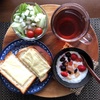 今日の朝食ワンプレート、チーズトースト、紅茶、玉ねぎレタスサラダ、フルーツヨーグルト