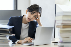 仕事がキツイと感じる原因や対処法を解説。自分の気持ちに向き合おう