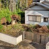 軽トラックのスタッフに、戸建内の枝木の処分を