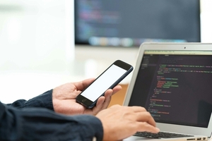バックエンドエンジニアの仕事はつらい？理由や解決策を解説