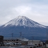 富士山には相変わらず雪が少ない