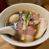 【今週のラーメン４８２４】中華そば 流川（東京・西新宿）特製醤油中華そば ＋ サッポロ生ビール 黒ラベル 中瓶　〜牛の力強さと明るさ！麺に染み入る貝出汁滋味！コンテンポラリー淡麗醤油そば！