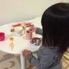 【おままごと】2歳の娘、フライングタイガーの木製ビーズやビー玉を使った「移し替え遊び」にハマる。