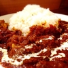 【閉店】漫画にも出ている！？スパイス香るまろやかな”チキンカレー”がいただけるお店｜モモカレー