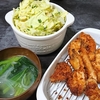 チキンカツ、漬物、味噌汁