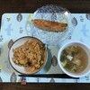 炒飯と鮭のムニエル