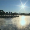 朝日と満月と蒸気霧　江津湖で幻想的な光景【熊本】