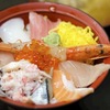日本のシーフード料理１　Tasteatlasの料理ランキングには，SEAFOOD Dishのランキングがあります．日本のシーフード料理は，予想通り世界で人気で，Tasteatlasのランキングトップ15位以内に，４つランクインしていて，これは最多．そして，これも予想通り，15位以内にランクインしたのは，全て寿司・さしみ料理．16位より下位でもやはり目に付くのは寿司，刺身類．しかし，うな丼，天丼，エビフライ，タコ焼，ひつまぶし，アサリの酒蒸し，カキフライなど，どんぶり物や洋食の名前も200位以内にランクイン