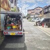 雨があがり、こちらの路地の家と家の間の空地の