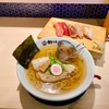 神奈川区山内町・横浜市中央卸売市場 青果部の「鮨らぁー麺 釣りきん」で貝だし中華そば握り５貫セット