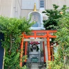 駐車場に鎮座する「芝浦妙法稲荷神社」