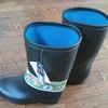 Rain boots = 2550 yen ($25.00 €18.09)
