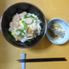 魚肉ソーセージを使った洋風丼を食べる。