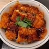 うなぎの蒲焼きとロースカツの合い盛り丼。かつや