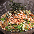 水でほぐすだけのそばの“食感と喉越し”を一瞬で底上げする方法。「ツナのピリ辛ぶっかけそば」【魚屋三代目】