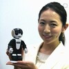 シャープ、胸ポケット入れて対話できるロボットモバイルフォン「ロボホン（RoBoHoN）」を発売