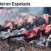 エスペターダ　ポルトガル／スペインの肉料理３（世界の肉料理34）　ポルトガルの肉料理ランキングで，Tasteatlasが１位にランクしている牛肉の串焼き．ポルトガルのマディラ諸島発祥の料理です．伝統的なレシピでは，柔らかい牛肉を均一な角切りにし，つぶしたニンニクとローリエの葉で味付けし，月桂樹の串に刺します．多くのレストランでは，エスペターダは，味のしみ込んだ肉汁が厚切りのカリカリのパンに滴り落ちるように，串をフックに垂直に吊るして供されます．