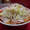 ラーメン二郎 上野毛店 - 「味をデフォルト」改めて検証。妙に酸味成分を強く感じたのが印象的だが、徐々にそれが癖になる感じもあり。麺は気持ちワシッと感の残る口当たりの良い文字通りのカタメ。豚は厚みしっかりでどう見ても「肉」なやつ。結果的に意外と飲めてしまい完飲。しかし「少し薄味」との最終ジャッジには一長一短ありで即決ならず。