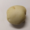 新じゃがの皮は手でむけます