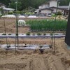 廃材を使って花壇にコンポスト作り。