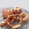 シラチャのセントラルデパートで味わうアメリカンプレッツェルの魅力 - Auntie Anne'sの成功と拡大戦略