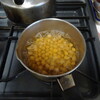ひよこ豆と餃子の皮でサモサを作る