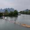 地図にない隠れスポット！遇龍河の「堰」に立って360度山水情景を堪能しよう【桂林陽朔】