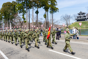 桜開花後の初の週末迎えた高田城址公園観桜会で自衛隊パレード