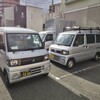 会社の駐車場でスタッフと打ち合わせした後は、