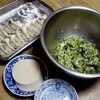 餃子を包みながら、、