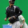 阪神・鳥谷、黒いフェースガード姿で練習　出場選手登録抹消せずも全治未定