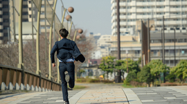 逃げる夢の意味は？心理師監修のもと、状況別の夢分析を解説