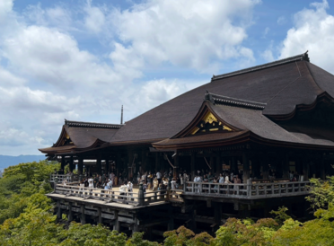 千年を超える清水寺の佇まいをそのままに。歴史ある景観を守りながら「清水の舞台」に通信を届けるネットワーク対策