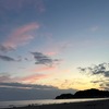 夕ばえ・夕焼けを詠んだ短歌　　浜辺に到着すると，太陽はちようど沈んだところでした．空には茜雲，水面もあかく染まつていました．　白雲もゆうやけ雲も暮れ色にいろ消えゆくも日は入りぬらし　正岡子規　　夕映えの雲あかくしてそことなく浜なでしこの安房の国見ゆ　与謝野晶子　　夕焼小焼大風車のうへをゆく雁が一列鴉（からす）が三羽　北原白秋　　ゆうやけの／たちまち暗き　夜となりぬ。／山黒々と／雨たれてをり　釈迢空　　夕茜内浦凪ぎをわたりきて汀さざなみくれないに染む　加藤克巳