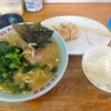 戸塚「六角家」でラーメンライスにほうれん草増しと餃子を付ける。獣臭さがあるから逆に良いと思わせてくれるお店です。豚骨と鶏油重視のスープは安定の旨さ！。