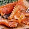 グラブラックスGravlax／北欧塩漬けサーモン（サーモン料理２）　グラブラックスは，塩・砂糖・ディルで生のサーモンを漬け込み，軽く発酵させた北欧の伝統的な料理．中世のノルウェー沿岸やスウェーデン南部でうまれ，現在は北欧全域でいずれも国民的な料理となっていて，クリスマスなどには欠かせない一品．スウェーデン発で，現在ではこれも国際的に有名になった北欧式オードブル盛り合わせスモーガスボードSmörgåsbordにも欠かせないとされています．
