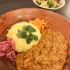 千葉市中央区弁天の「路地裏カフェ 千葉店」でスパイスラムカレー＆ラッシー